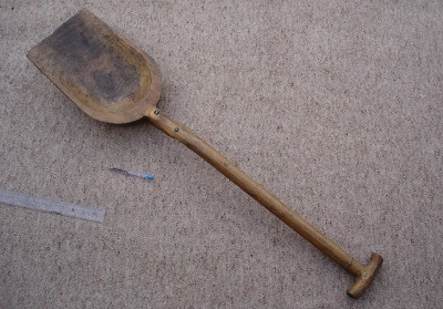 Wooden dyke shovel