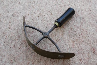 17. Horse grooming scraper
