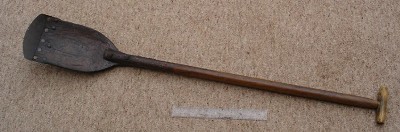 Shod draining spade