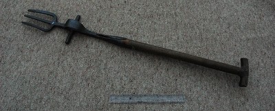 Fork with double foot tread and fulcrum (rare)